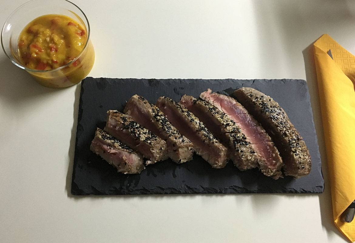 Thunfischsteak in Zimt-Sesam Kruste mit Mango Chutney
